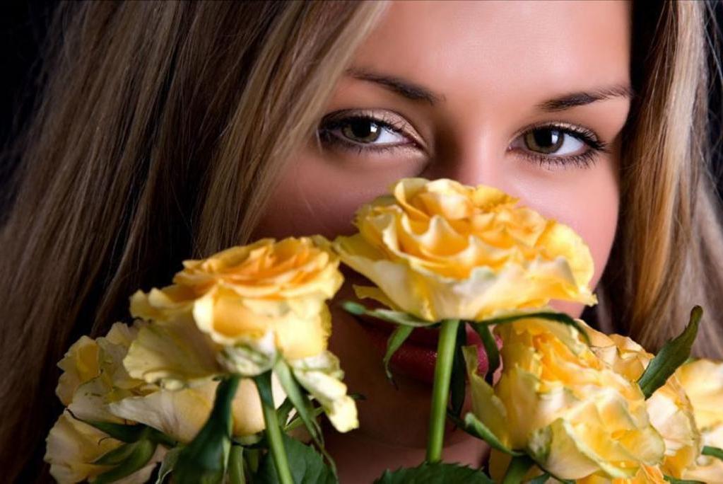 Улыбкой нежной даришь. Женщина с цветами. Букет "девушке". Девушка с желтыми розами. Девушка с букетом желтых роз.